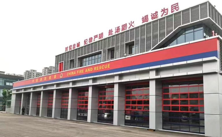 南京消防大队车库专用红色滑升门缩略图 南京消防大队车库专用红色滑升门缩略图