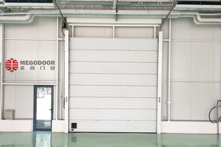 南京工业汽车车间提升门:高效安全的现代化工业门户缩略图 南京工业汽车车间提升门:高效安全的现代化工业门户缩略图