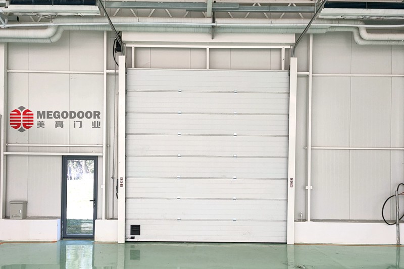 南京工业汽车车间提升门：高效安全的现代化工业门户插图