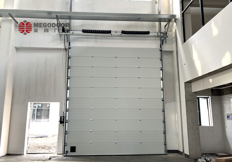 南京工业汽车车间提升门：高效安全的现代化工业门户插图1