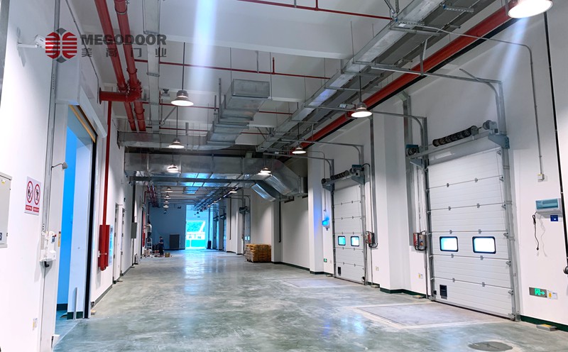 现代化物流仓储解决方案：南京工业电动提升门系统插图