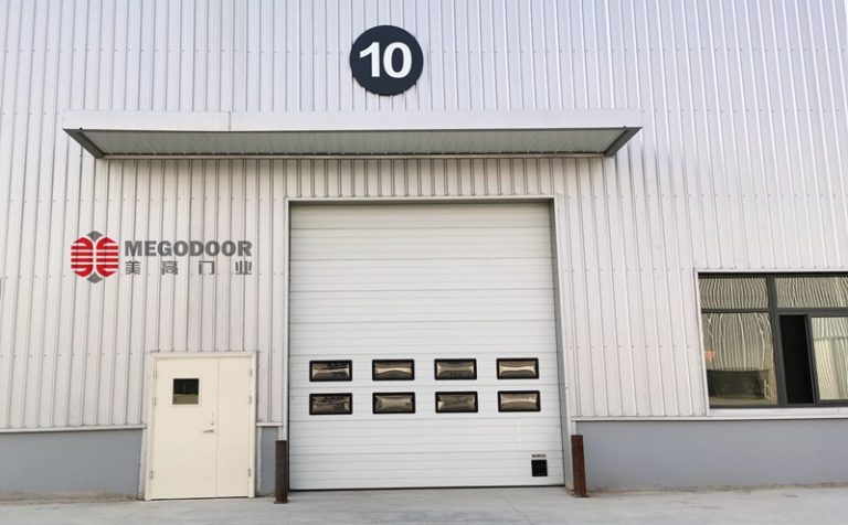 智造守护者：南京汽车配件厂房提升门的技术选型与工业价值缩略图