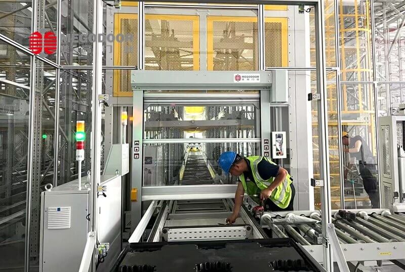 南京升降货梯防护卷帘门:与货梯联动通讯,实现人员防护、设备隔离与AGV智能协同插图1 南京升降货梯防护卷帘门:与货梯联动通讯,实现人员防护、设备隔离与AGV智能协同插图1