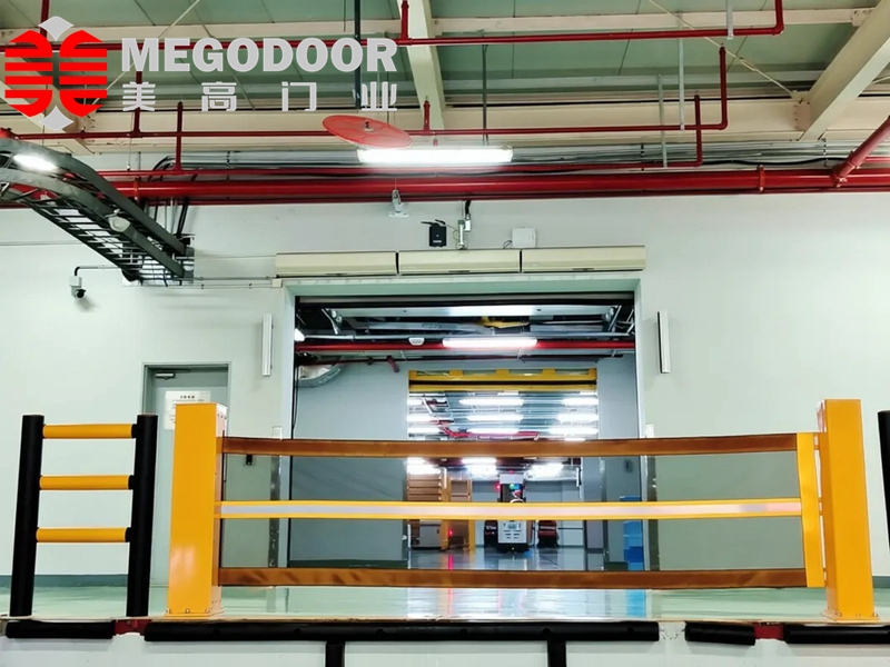 南京物流园月台防坠落伸缩护栏：为装卸口与物流仓储区域提供更可靠的安全防护插图